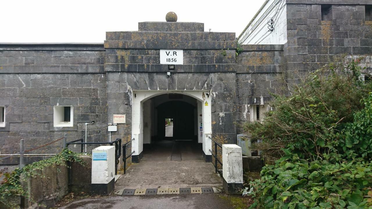 FSC Dale Fort Hostel Exterior foto